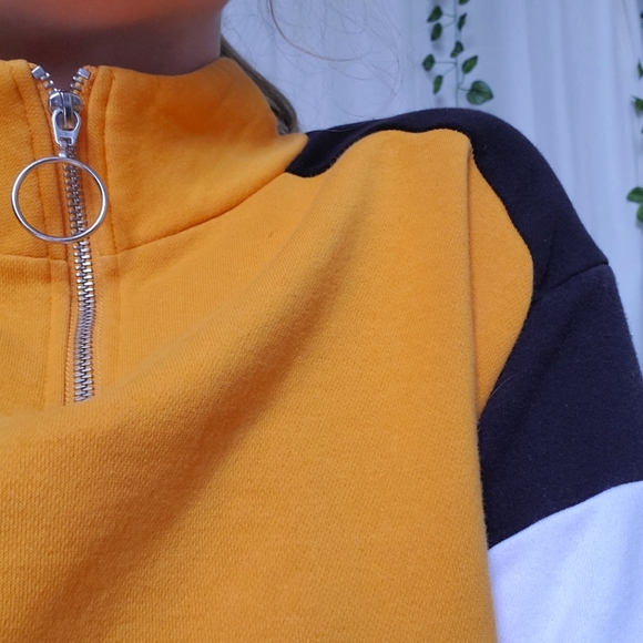 SOLD- H&M DIVIDED CROP YELLOW SWEATER SIZE S - Picture 4 of 8